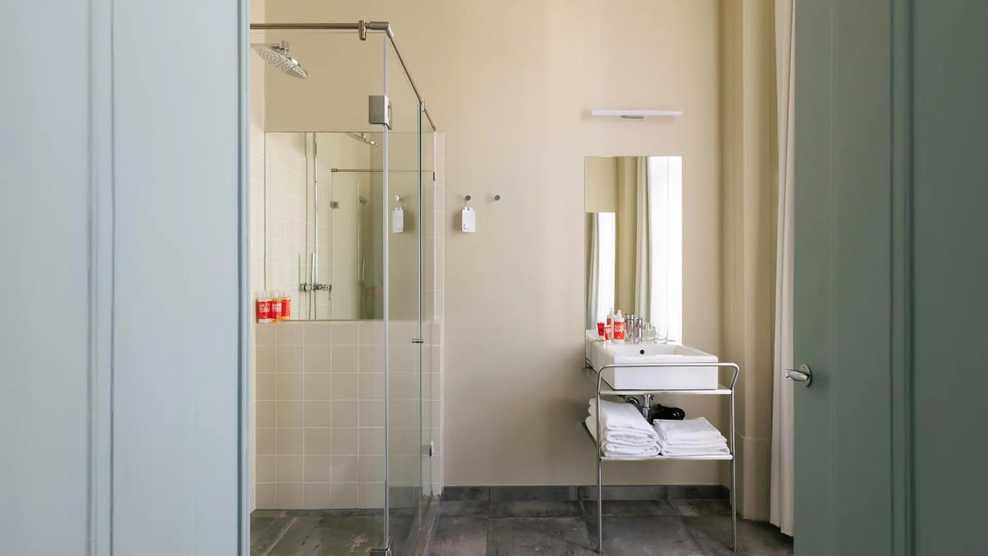 ליסבון Esqina Cosmopolitan Lodge 4*,
